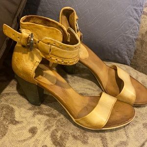 Miz mooz Soft tan leather ankle heel